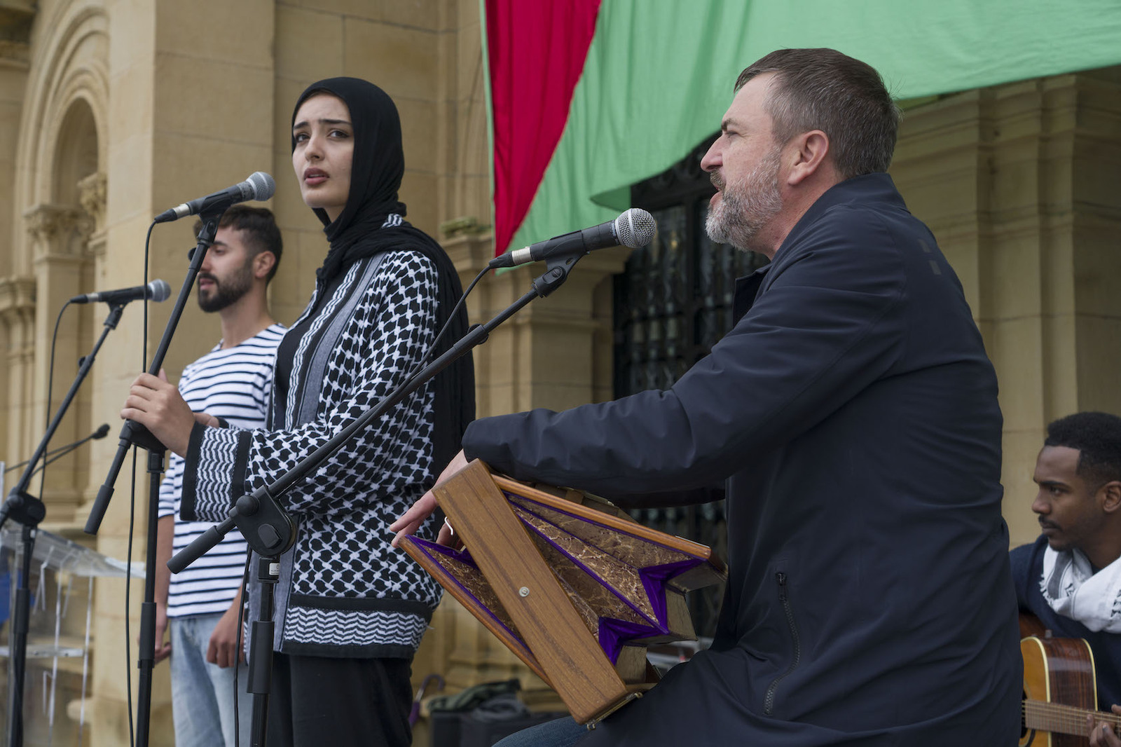 Sol Band gazatarrak eta Eñaut Elorrieta gernikarra, elkarrekin ‘Gernika-Gaza’ abestia kantatzen. (Jon URBE/FOKU)