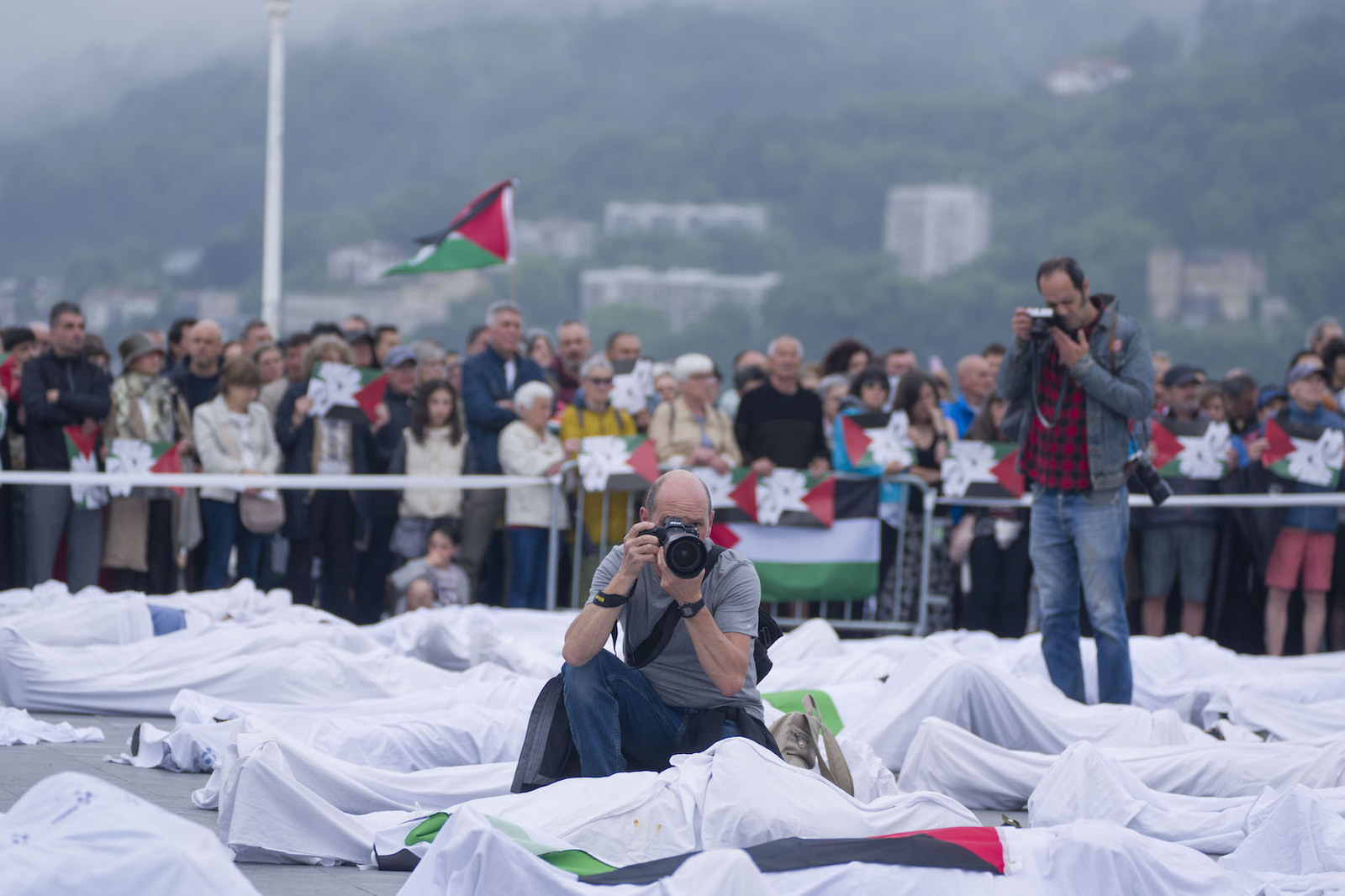Palestinarren hildakoak gure hildakoak direla erakusteko giza irudi indartsua sortu dute Donostian. (Jon URBE/FOKU)