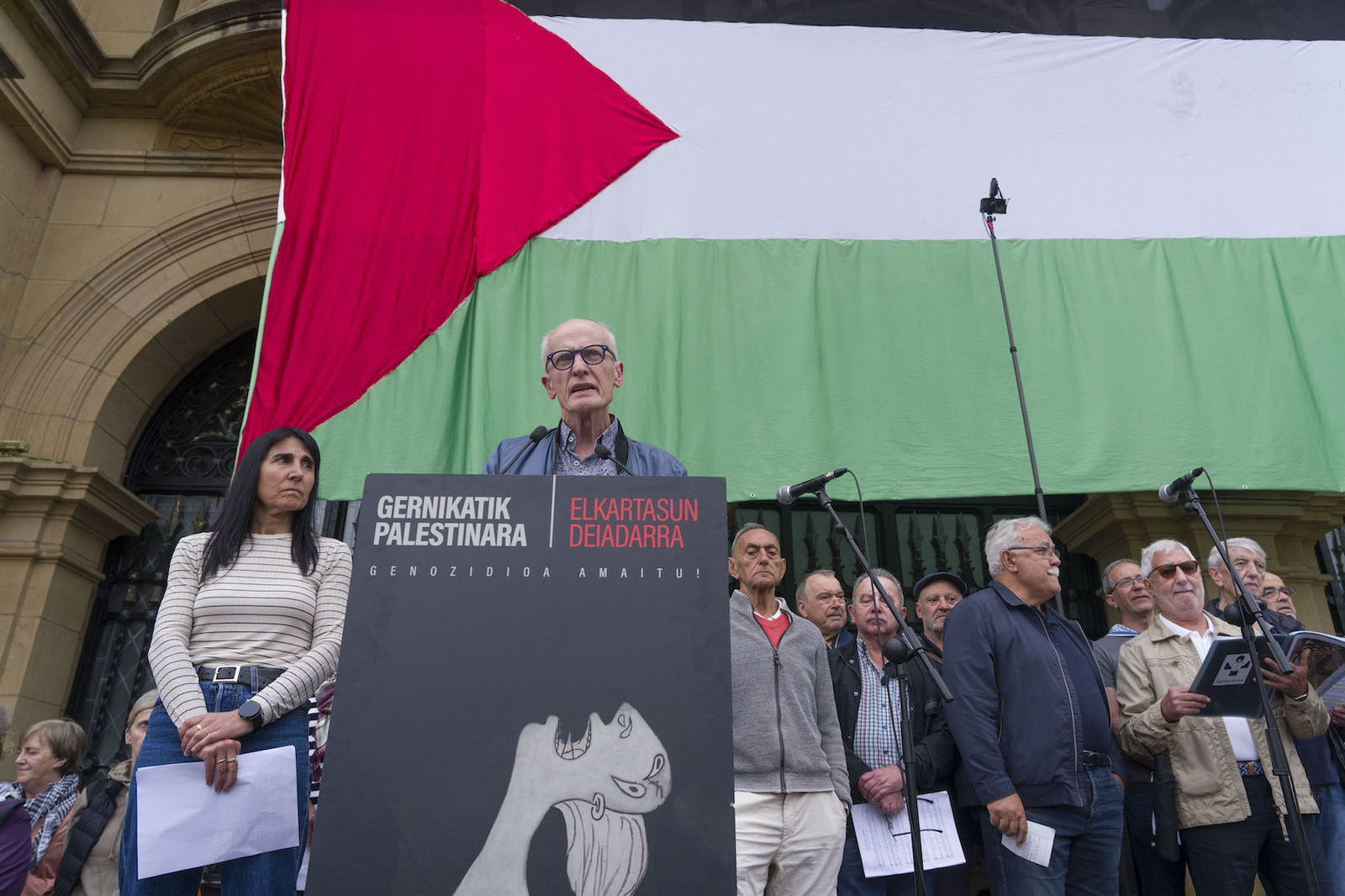 Martxelo Otamendik eta Nekane Balluerkak irakurri dute agiria. (Jon URBE/FOKU)