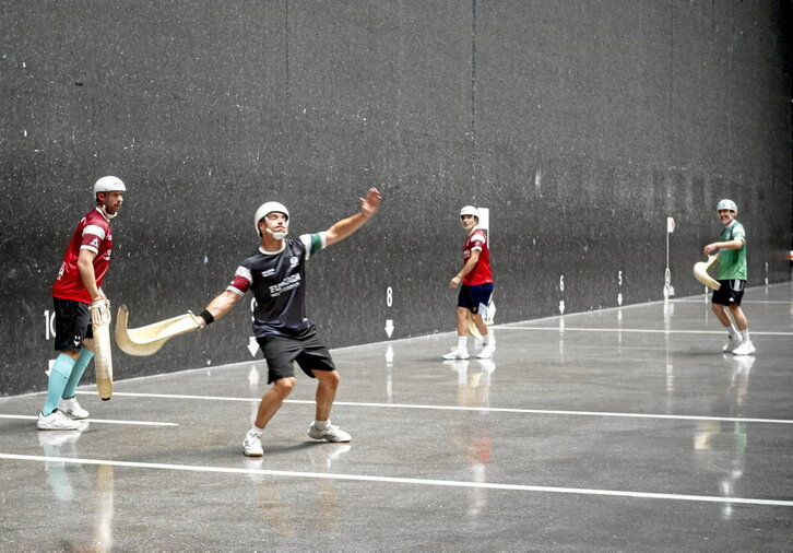 Unai Lekerikabeaskoa, pilota eramaten, Urreisti, Erkiaga eta Lopezekin egindako entsegu batean.