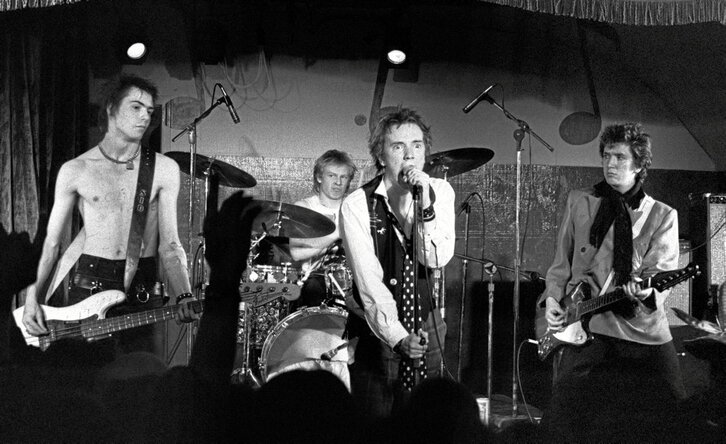 A la izquierda, Sex Pistols en concierto. A la derecha, Sid Vicious junto a un cartel con referencias a Sex Pistols e imagen de la publicación «Live in the U.S.A. 1978», de Sex Pistols.