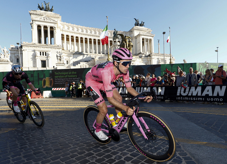 Simon Yates se ha proclamado campeón del Giro sobre el adoquinado de las calles de Roma.
