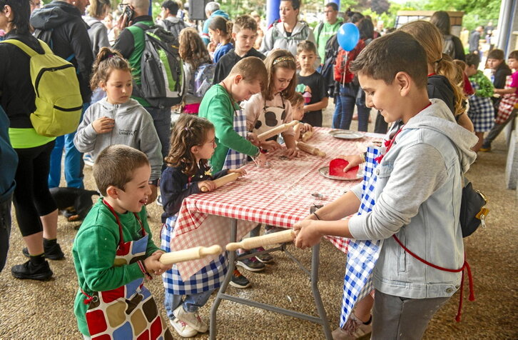 Galletak egiteko txokoak jolasteko aukera eman zuen.