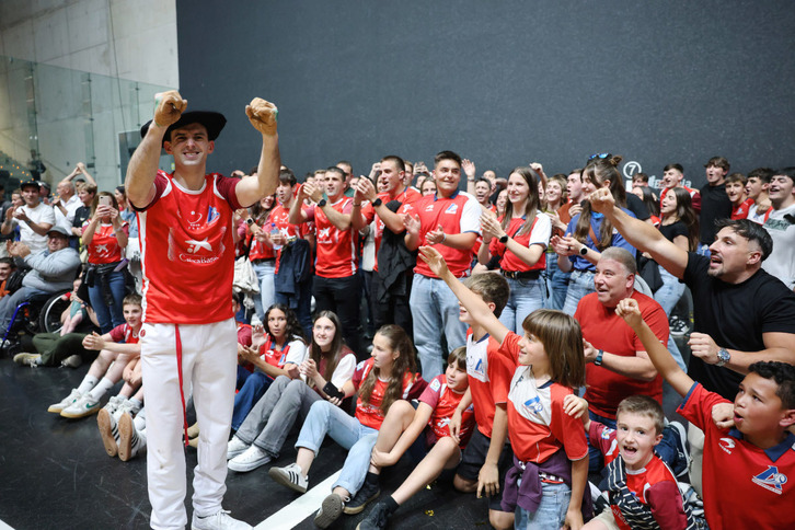 Altuna txapela jantzita bere herrikideekin