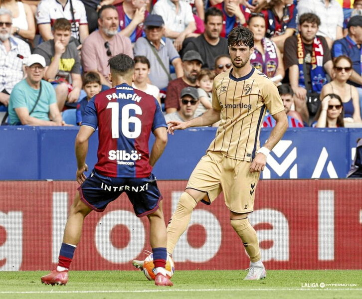 Cubero encara a Pampín junto al área.