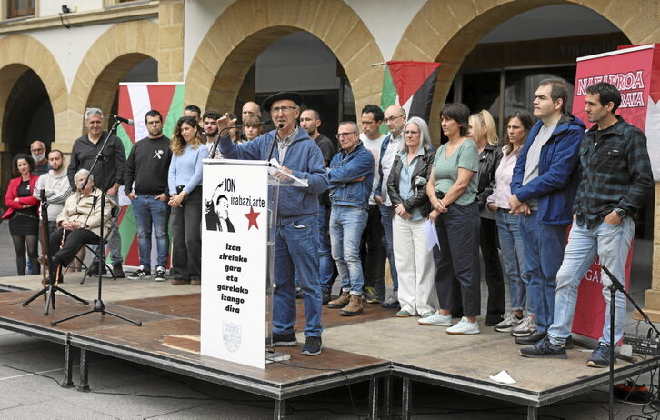 Tasio Erkizia durante su intervención acompañado de un grupo de zornotzarras.