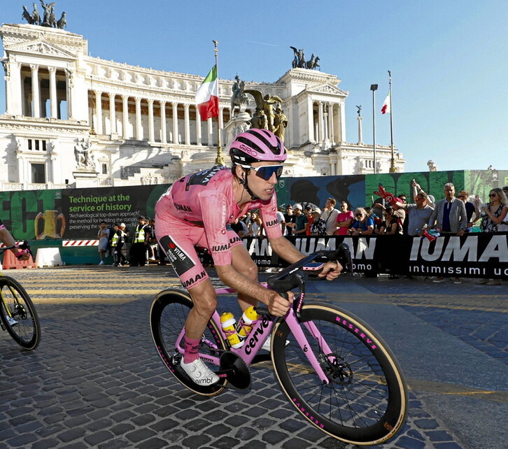 Yates se proclamó campeón del Giro sobre el adoquinado de las calles de Roma.