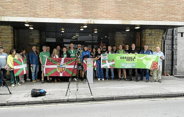 Gernikako Jai Alai pilotalekuaren aurrean egin zuten elkarretaratzea.