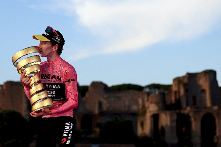 Simon Yates, con el trofeo de campeón del Giro.