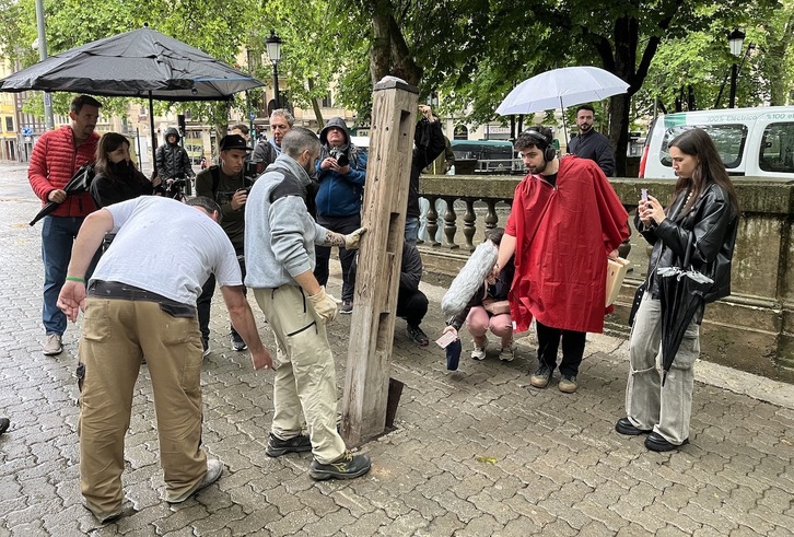 Los medios se esfuerzan por recoger hasta el último detalle del comienzo de la instalación del vallado.