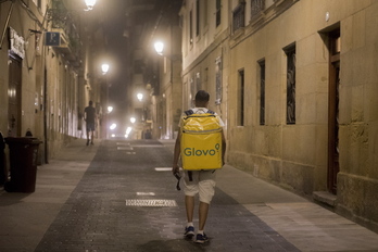 Un repartidor de Glovo en Donostia.