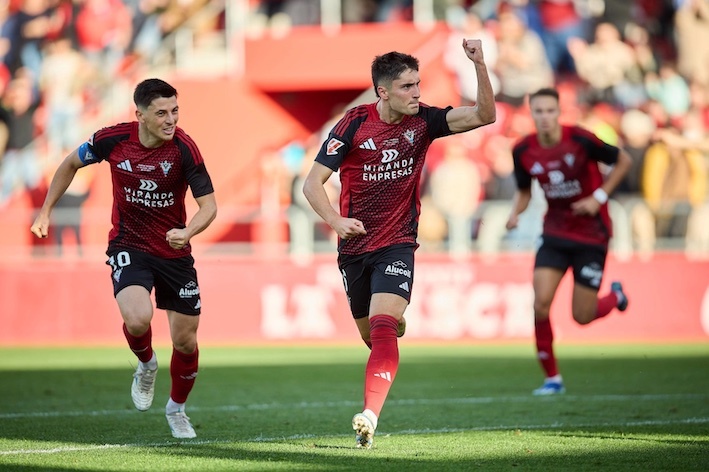 Gorrotxategi celebra un gol con la camiseta rojilla. (CD Mirandés)