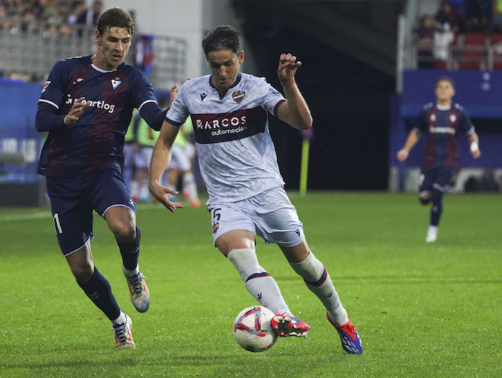 Elgezabal se adelanta a Pascual en la última visita del Levante a Ipurua.