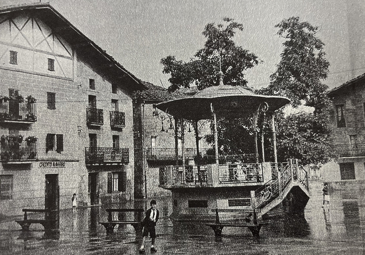 Imagen de época de la plaza de la localidad.