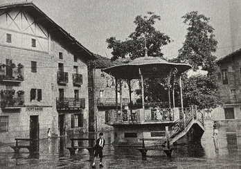 Imagen de época de la plaza de la localidad.
