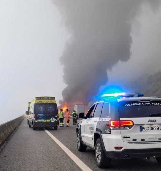 Tras el accidente un camión se ha incendiado.