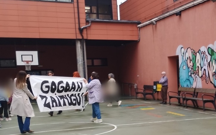 Imagen de la concentración en el colegio público Cervantes de Bilbo.