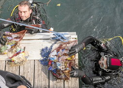 Urpekariak plastiko hondakinak biltzen Mundakako portuan.