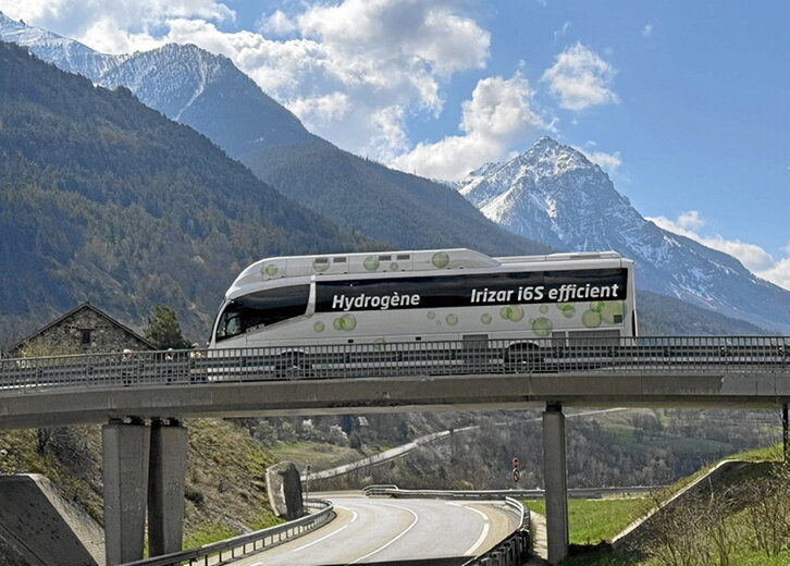 El autobús impulsado por hidrógeno, llegando a su destino en los Alpes franceses.