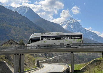 El autobús impulsado por hidrógeno, llegando a su destino en los Alpes franceses.
