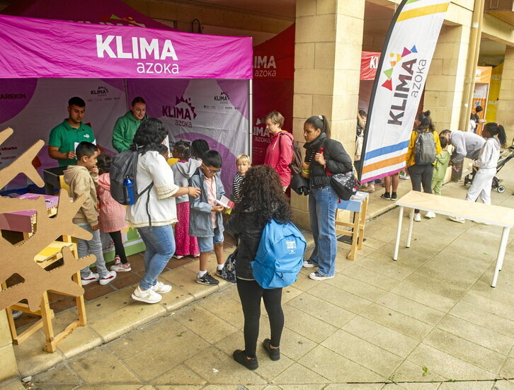 Azoka ibiltaria, igande honetan Urduñan ospatutako Euskal Eskola Publikoaren jaian.