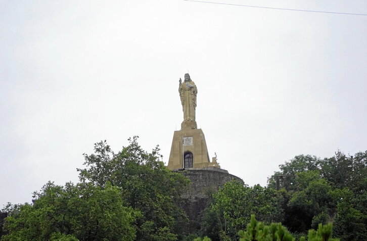 La estatua del Sagrado Corazón, en la cima del monte Urgull, en Donostia, en una imagen tomada ayer.