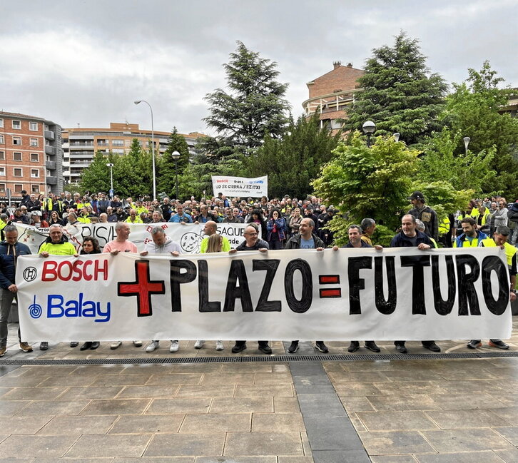 La plantilla de BSH se concentró ante la sede del Departamento de Industria.