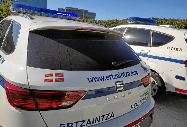 Coches patrulla de la Ertzaintza en imagen de archivo.