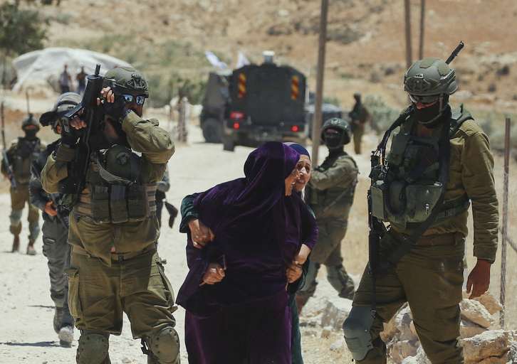 Soldados expulsan a mujeres palestinas en Al-Jawaya, en Massafer Yatta, antes de demoler sus viviendas.