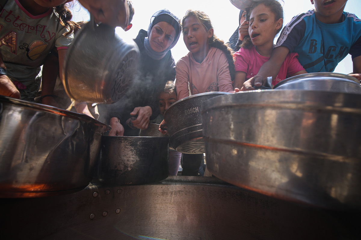 Reparto de comida en un comedor comunitario en ciudad de Gaza. (Omar ASHTAWY /EUROPA PRESS)