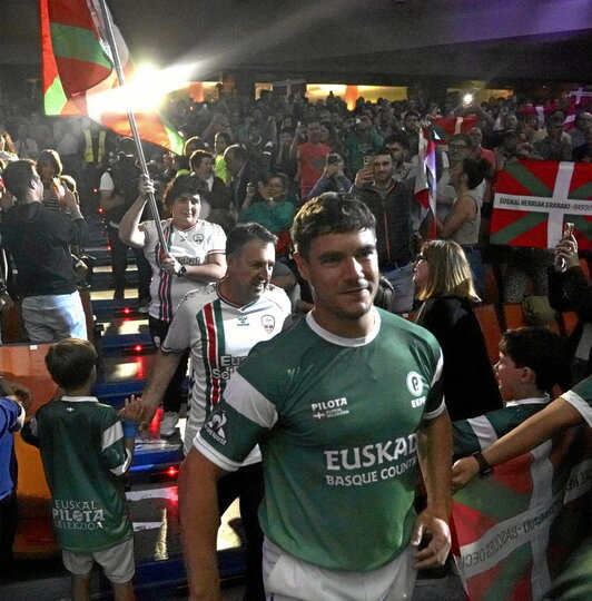 Jendetza bildu zen Gernikako Jai Alain Euskal Selekzioari babesa adierazteko.