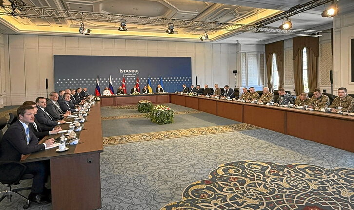 Las delegacionesde de Rusia y Ucrania, cara a cara ayer en Estambul.