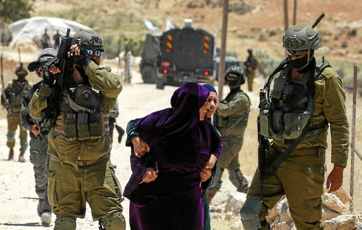 Soldados expulsan a mujeres palestinas en Al-Jawaya, en Massafer Yatta, antes de demoler sus viviendas.
