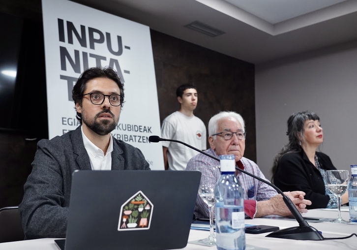 El abogado Olivier Peter, el padre de Raúl Fuentes e Iratxe Urizar, de GEBehatokia, en la comparecencia en Bilbo.