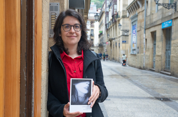 Maialen Berasategi itzultzailea, ‘Carmilla’ eskuartean duela.