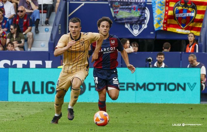 La respuesta de los canteranos, entre lo mejor de la temporada. En la imagen, Arrillaga se lleva el balón ante Carlos Álvarez. (LaLiga)