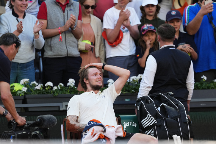 Bublik, con arcilla que «odia» en su brazo, celebra la victoria ante Draper.