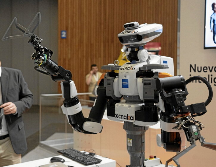 Tecnaliak Orairekin garatutako robot industriala, atzoko aurkezpenean.