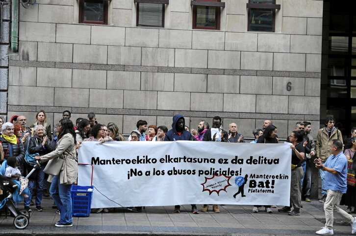 Dozenaka lagun bildu ziren, auzipetuari elkartasuna adierazteko.