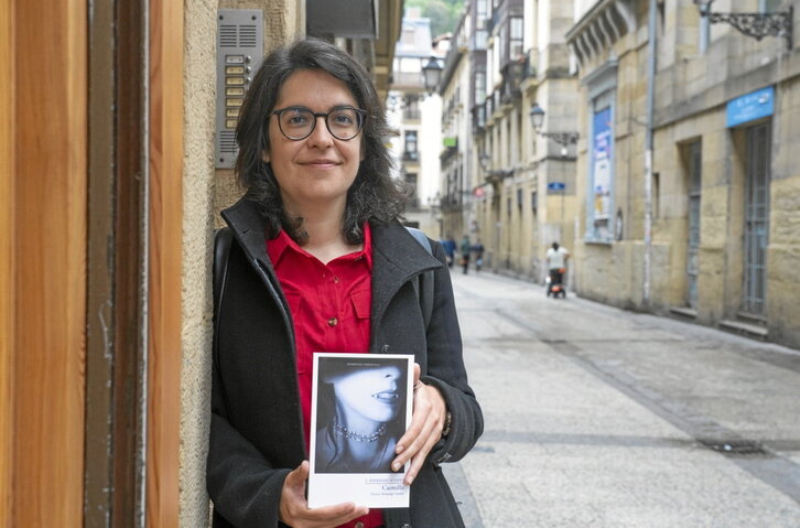 Maialen Berasategi itzultzailea, «Carmilla» eskuartean duela.