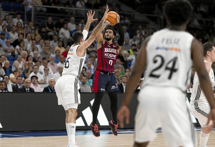 Markus Howard lanza en la cara de Abalde, dos de los protagonistas.