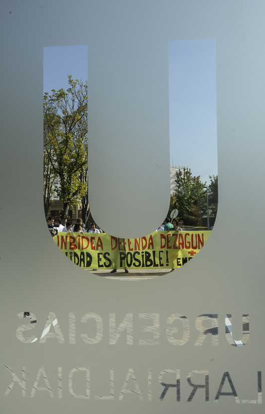 Protesta por la sanidad pública ante la unidad de Urgencias del Hospital de Nafarroa.
