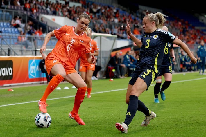 Roord, que marcó el primero, encara a Amy Muir. (OranjeVrouwen)