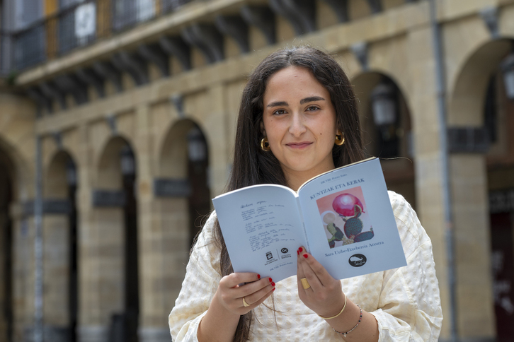 Sara Uribe-Etxebarria Atxurra, DK Poesia Saria eskuratu duen poeta gazteena.
