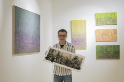 Iker Valle ‘Naturaren bibrazioak’ osatzen duten artelanetako batzuekin, Ekain galerian.