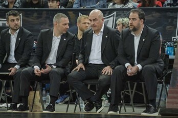 Sergió García, a la derecha de la imagen, junto a Javi Salgado y Jaume Ponsarnau en el banquillo de Bilbao Basket.