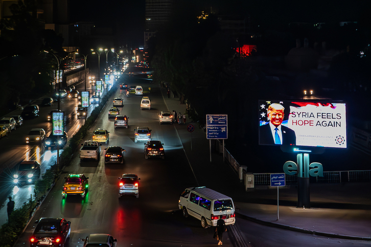 Un cartel con la fotografía de Donald Trump y el lema «Siria vuelve a sentir de nuevo la esperanza» en una carretera de Damasco.