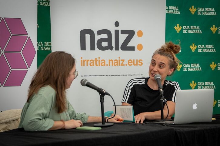 Maite Bidarte kazetaria eta Uxue Razkin idazlea Nafarroako Liburu azokan