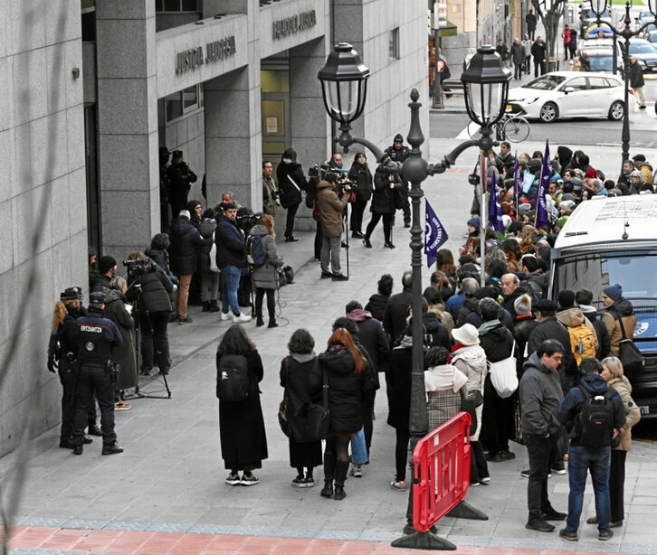 Epaiketa uneko elkarretaratzea.