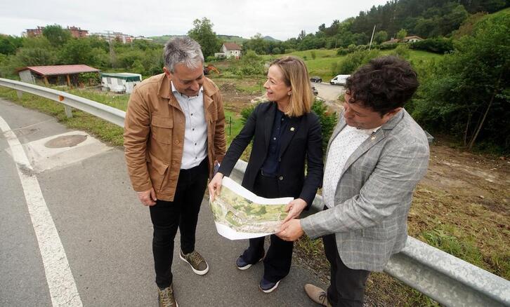Urkola, Mendoza eta Txurruka Zarauzko saihesbide berriaren planoei begira.